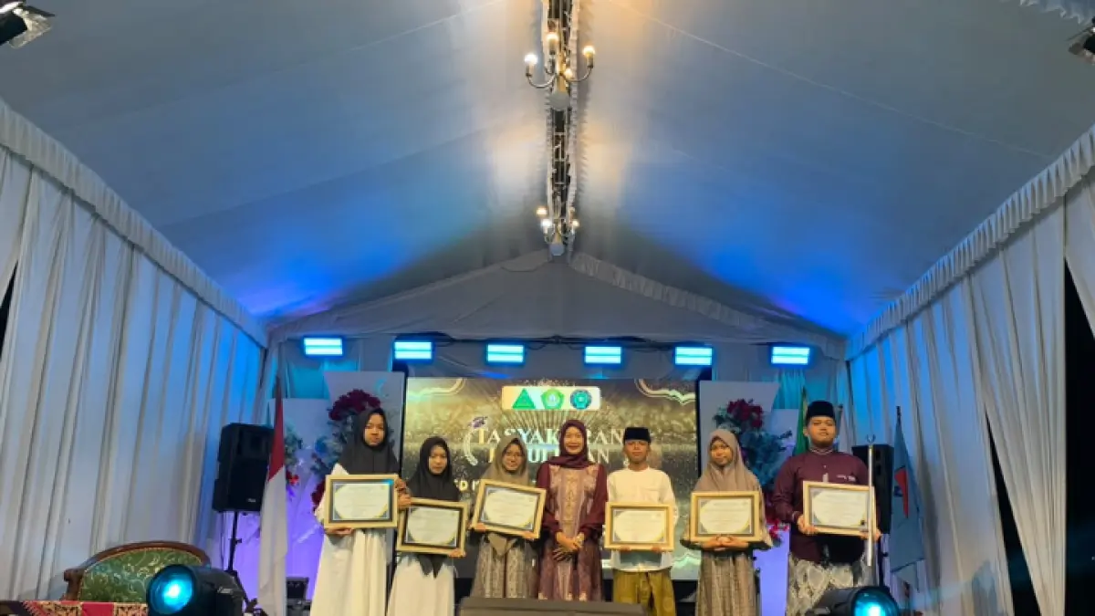 Siswa SD Islam Giri Arum Kusuma tampil percaya diri dalam Specta Show dan pengajian sekolah. (AMALIA RIZKY/RADAR TRENGGALEK)
