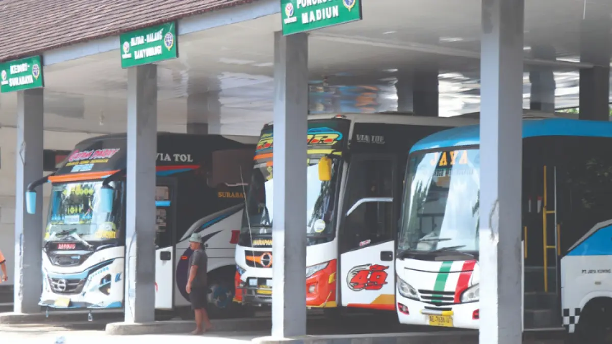 TETAP SAMA: Bus ketika berangkat dari Terminal Tipe A Surodakan Trenggalek yang saat ini belum ada kenaikan tarif. (ZAKI JAZAI/ RADAR TRENGGALEK)