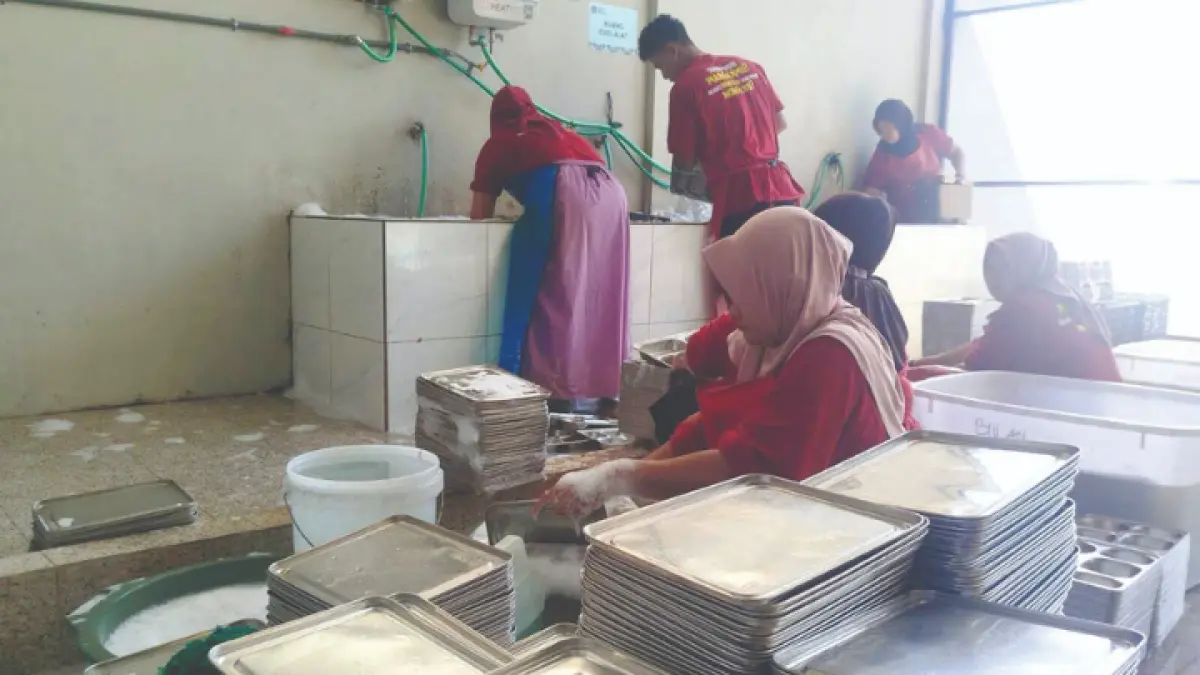 TUTUP TOTAL: Relawan SPPG yang aktivitasnya harus berhenti selama libur sekolah. (ZAKI JAZAI/ RADAR TRENGGALEK)