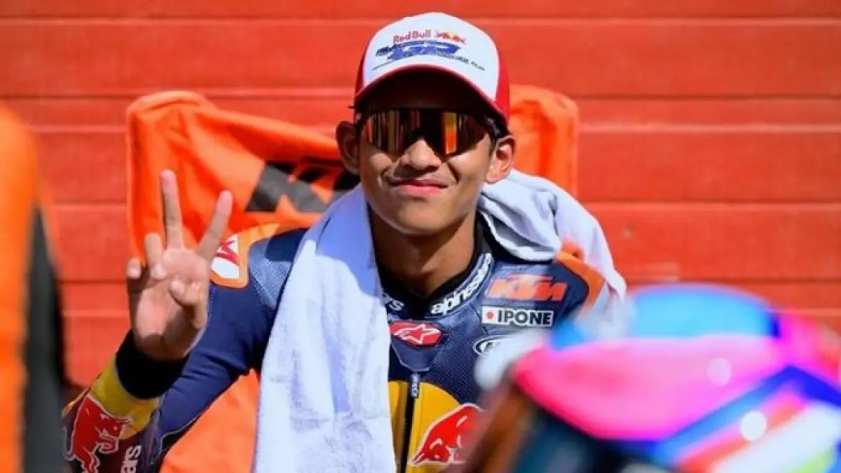 Veda Ega Pratama cetak sejarah usai meraih podium Moto3 Brasil 2026, menjadi pembalap Indonesia pertama di Grand Prix dunia.(Gemini AI)