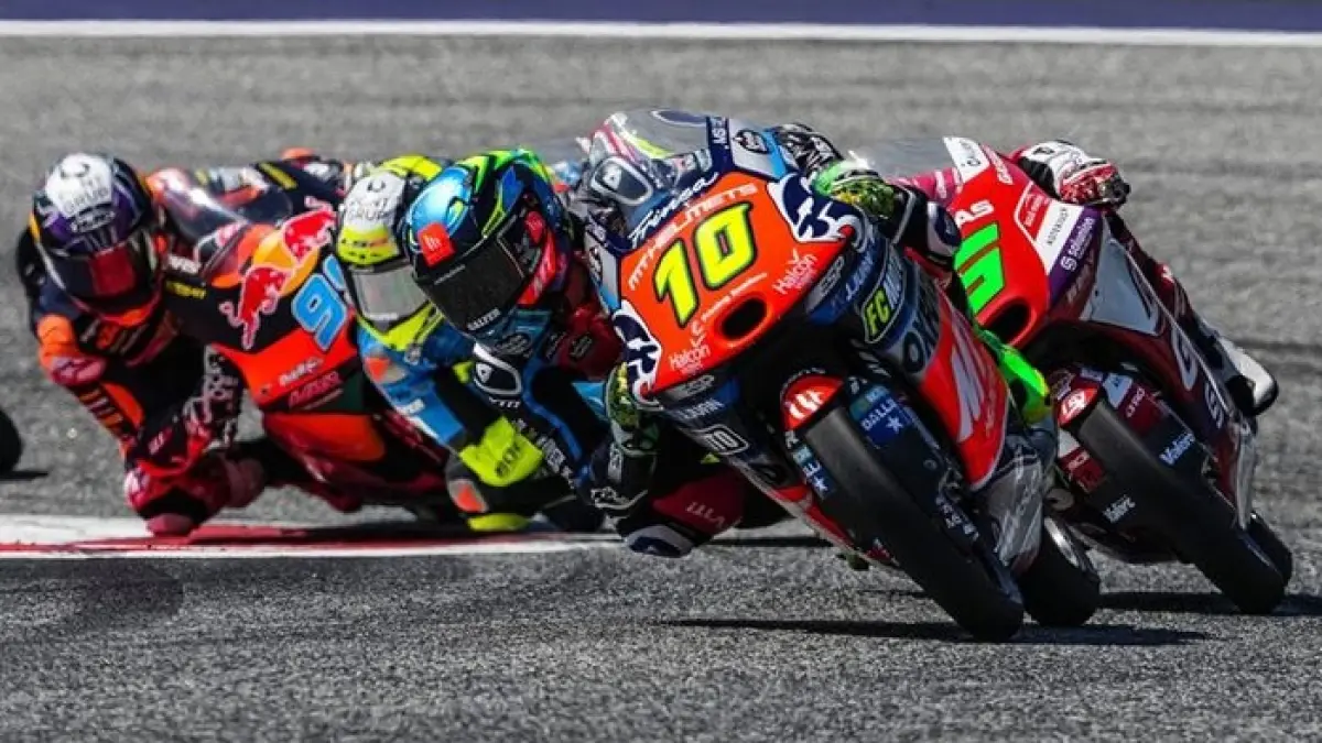 Veda Ega Pratama kena penalti 12 posisi di Moto3 GP Ceko 2026. Rider Indonesia harus start dari P20 meski tampil cepat.(Gemini AI)