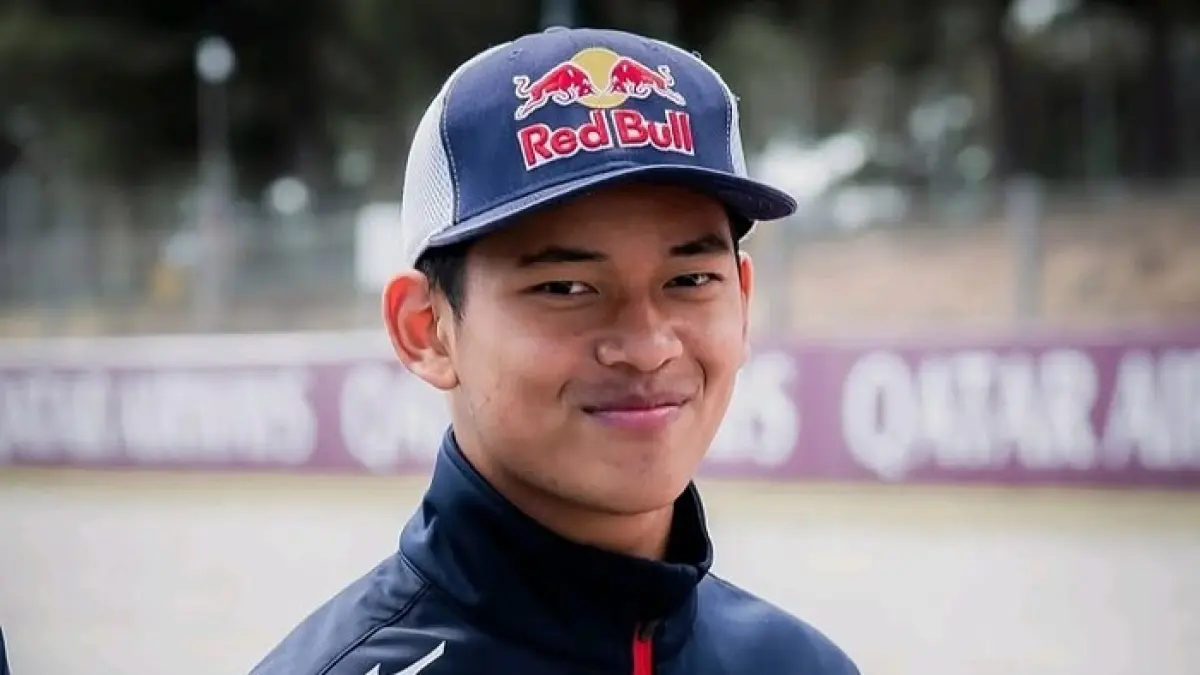 Veda Ega Pratama mencetak sejarah di Moto3 Brasil dan langsung mendapat bonus uang tunai serta hadiah mobil dari pengusaha Indonesia.(Gemini AI)