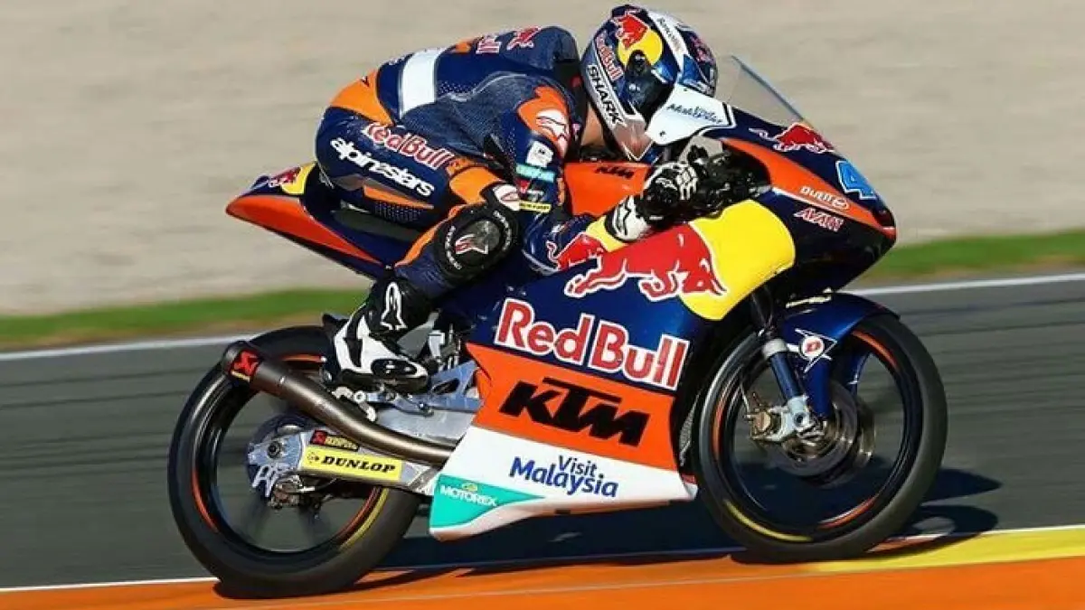 Veda Ega Pratama Moto3 Ceko 2026 tampil luar biasa. Start posisi 20, pembalap Indonesia ini finis kelima dan curi perhatian.(Gemini AI)