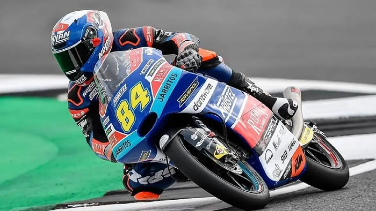Veda Ega Pratama start posisi 8 Moto3 Ceko 2026. David Almansa raih pole position, peluang podium terbuka bagi rider Indonesia.
(Gemini AI)