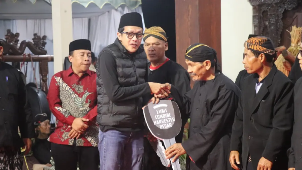 BERI DUKUNGAN: Wakil Bupati Trenggalek Syah Muhammad Natanegara memberikan bantuan secara simbolis dalamperingatan Hari Krida Pertanian, Minggu (21/6). (FOTO-FOTO: FATRA ADITYA/RADAR TRENGGALEK )