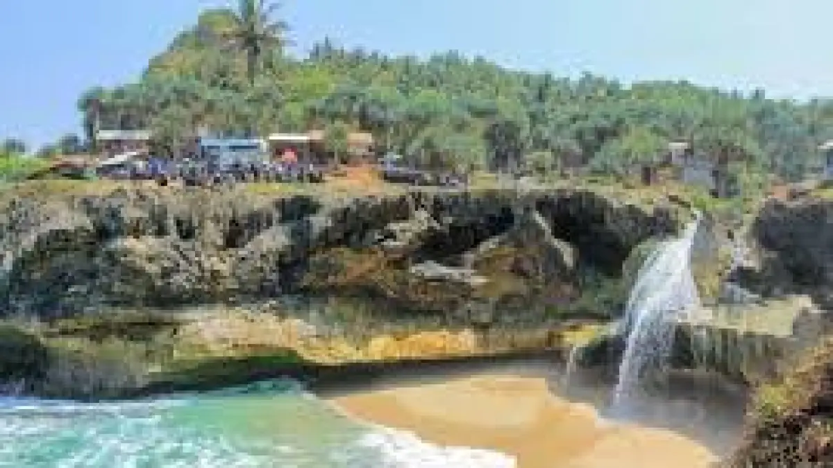 Cari destinasi liburan? Simak 10 pantai terindah di Jawa Timur dengan pemandangan eksotis, air jernih, hingga fenomena unik yang wajib Anda kunjungi!
