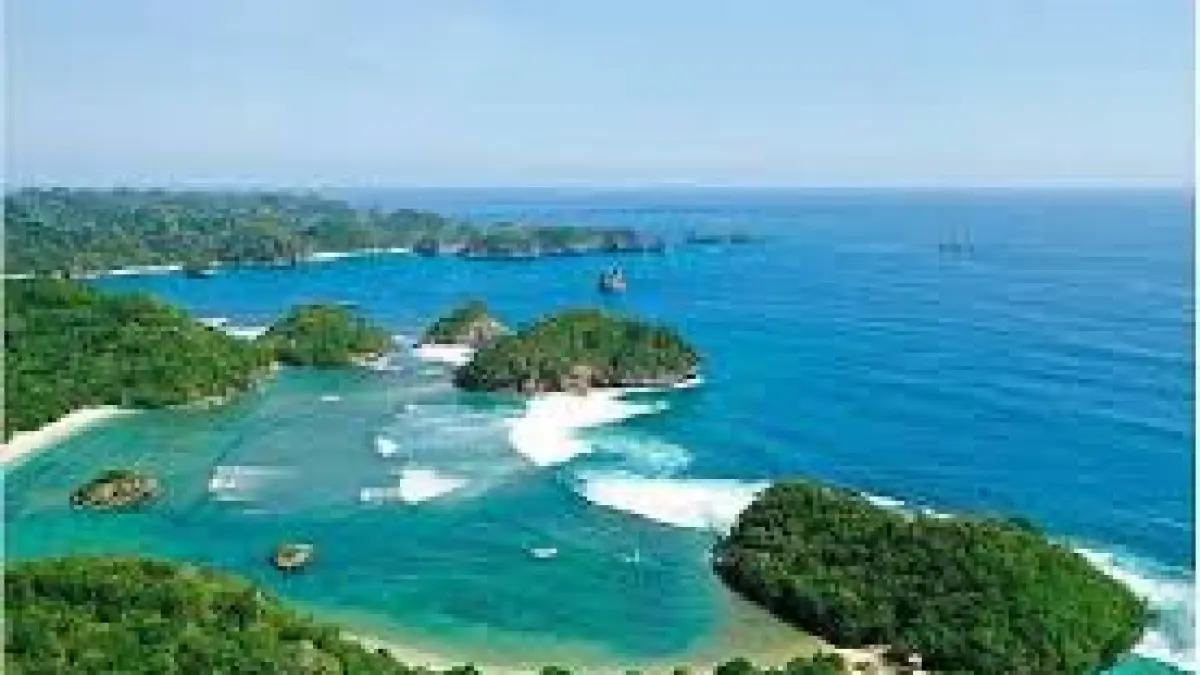 Cari pantai terindah di Jawa Timur? Yuk, jelajahi pesona Malang Selatan yang mirip Raja Ampat. Ada Pantai Teluk Asmara hingga Ungapan, cek infonya!