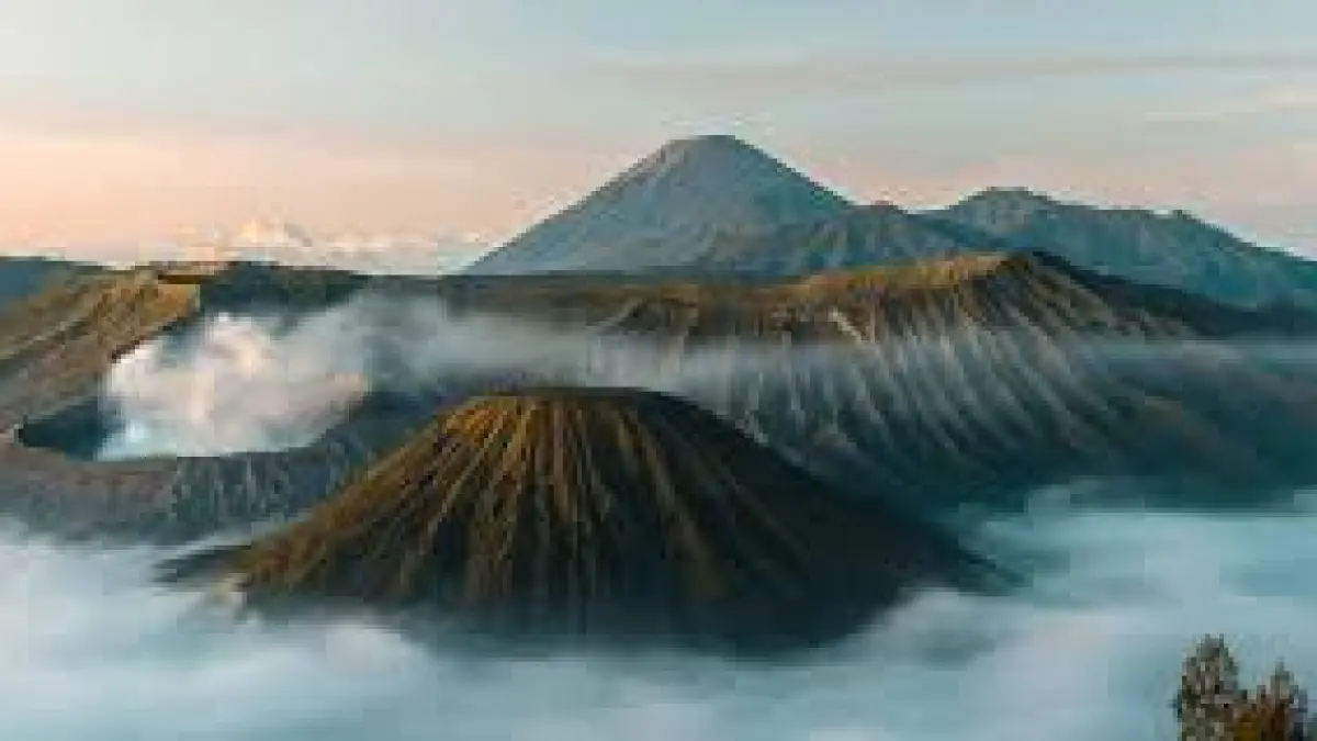  Cari Tempat Wisata yang Lagi Viral di Jawa Timur? Intip 15 destinasi terbaik dari pantai eksotis hingga gunung megah yang wajib dikunjungi tahun 2026.