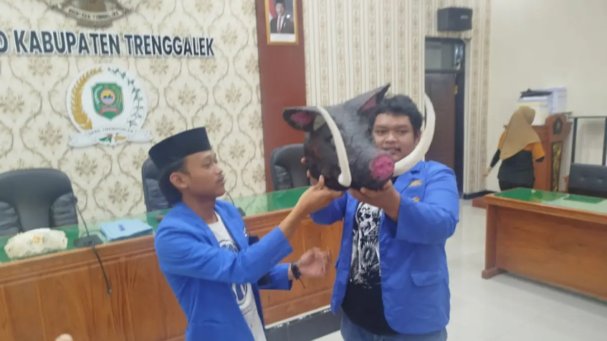 TAK HANYA DILANJUTKAN : Perwakilan mahasiswa yang tergabung dalam PMII saat melaksanakan RDP di kantor DPRD Trenggalek untuk meminta program MBG diawasi ketat. (ZAKI JAZAI/ RADAR TRENGGALEK)

