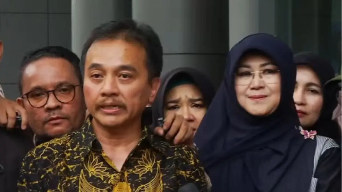 TAKBIR MENGGEMA: Roy Suryo batal dipenjarakan ucap terimakasih kepada istrinya. (OKEZONE NEWS)