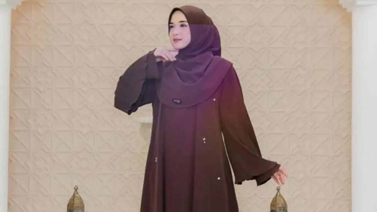 Baju warna mahogany cocok dengan jilbab warna apa? Temukan inspirasi padu padan hijab moka, hitam, hingga dusty pink di sini! (SC YOUTUBE)