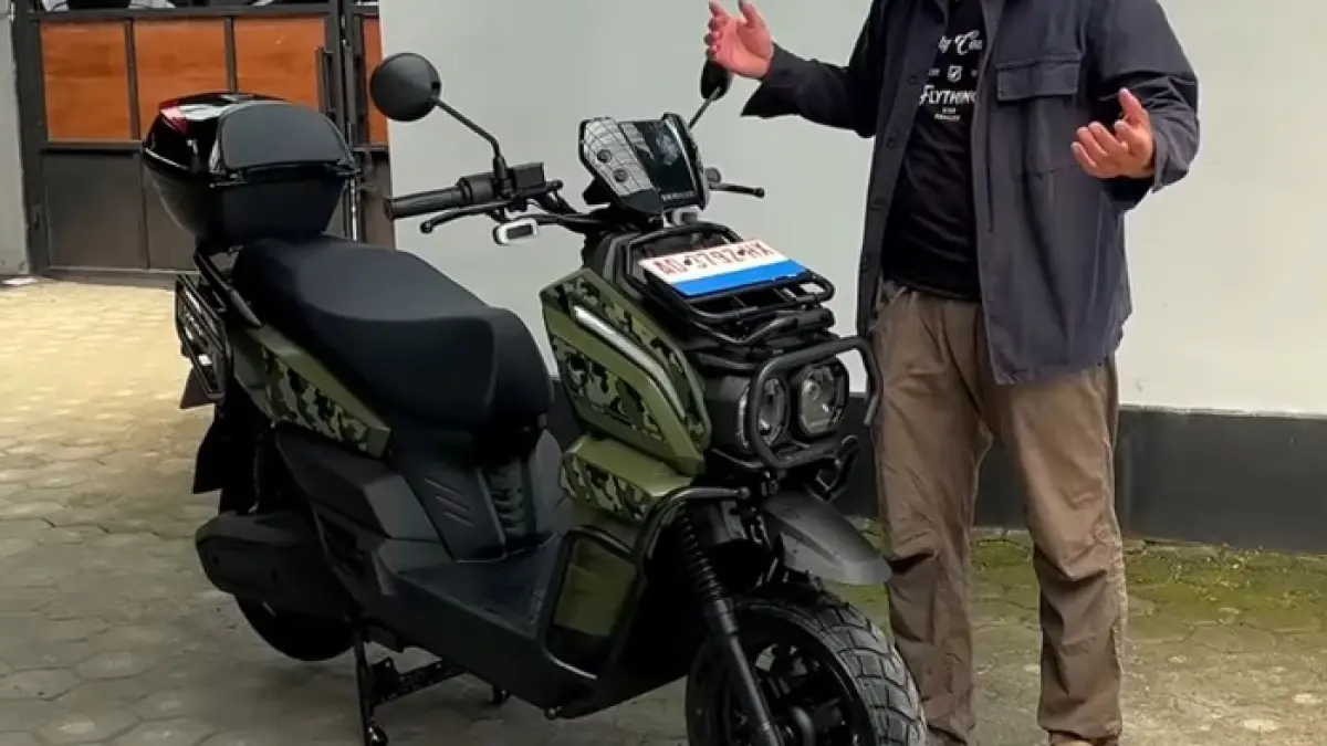 Intip kecanggihan Indomobil Emotor Tyranno Terbaru! Skutik listrik dual-purpose tangguh berfitur Android Auto dan torsi monster. (SC YOUTUBE)