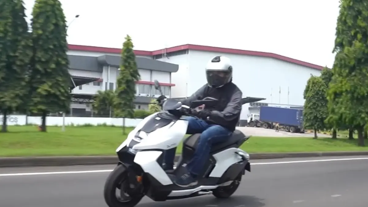 Menguji akselerasi monster Motor Listrik Tercepat di Indonesia, skutik otonom berdesain radikal dengan torsi gahar 218 Nm! (SC YOUTUBE)