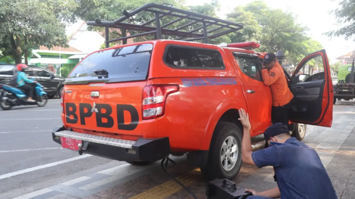 SESUAI STANDAR: Tim dari DLH bersama UPTD Pengujian Kendaraan Bermotor Disperkimhub Trenggalek sedang melaksanakan uji emisi kendaraan bermotor. ZAKI JAZAI/ RADAR TRENGGALEK
