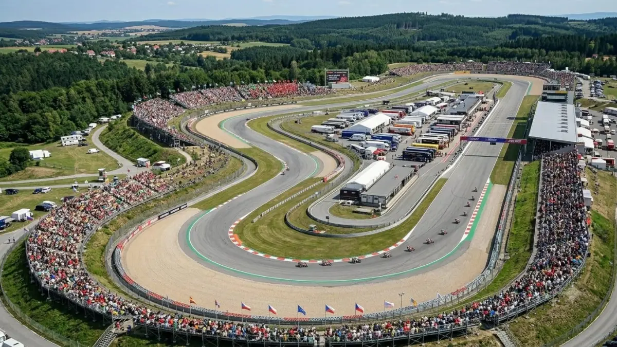 Sirkuit Brno MotoGP dikenal sebagai trek legendaris dengan tikungan cepat, jalur lebar, dan sejarah panjang di dunia balap motor.
