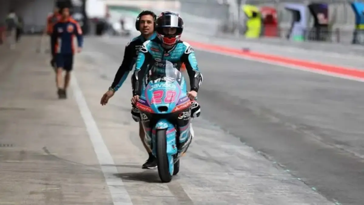Veda Ega Pratama memangkas jarak poin dengan Alvaro Carpe di Moto3 Le Mans. Persaingan gelar juara semakin ketat. (Pinterest) 