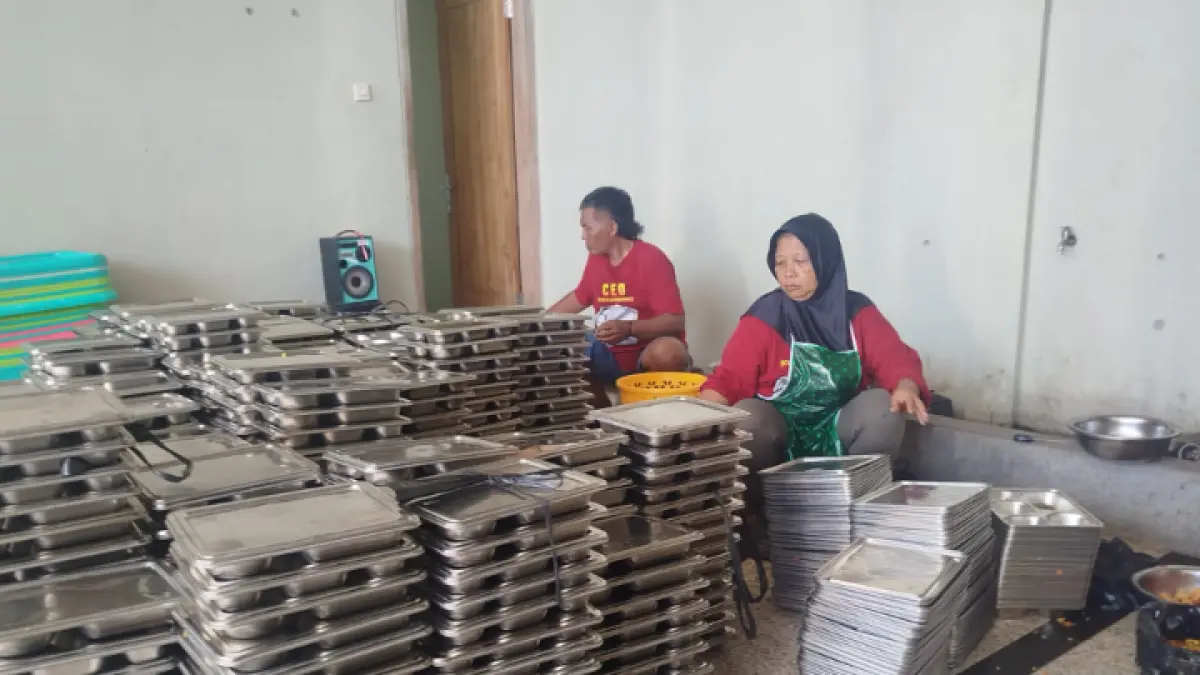 HARUS BERSIH: Kegiatan di salah satu dapur MBG di Trenggalek yang harus memiliki IPAL layak. (ZAKI JAZAI/ RADAR TRENGGALEK)