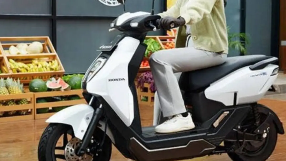Impresi perdana First Ride Yamaha Neos. Skuter listrik lincah dengan posisi berkendara ergonomis, dek karet keset, dan bagasi yang muat helm!
