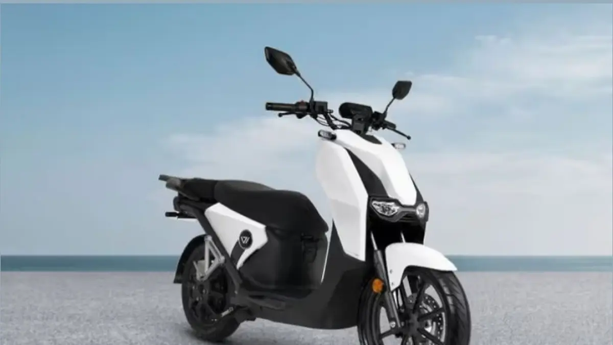 Keunggulan Suzuki Burgman Street 125 EX 2026. Skutik irit berfitur dek selonjoran dan bagasi luas yang bikin spesifikasi Honda EM1 e: kalah pamor!