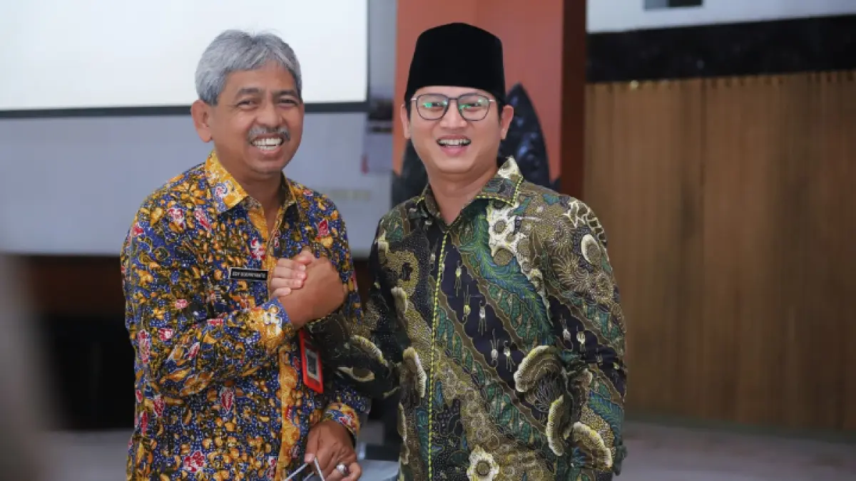 PENGABDIAN: Bupati Trenggalek Mochamad Nur Arifin bersama Sekda Trenggalek Edy Soepriyanto usai terima SK pensiun yang TMT pada 1 Juli, di Pendapa Manggala Praja Nugraha, Kamis (25/6). (FOTO-FOTO: ZAKI JAZAI/RADAR TRENGGALEK)
