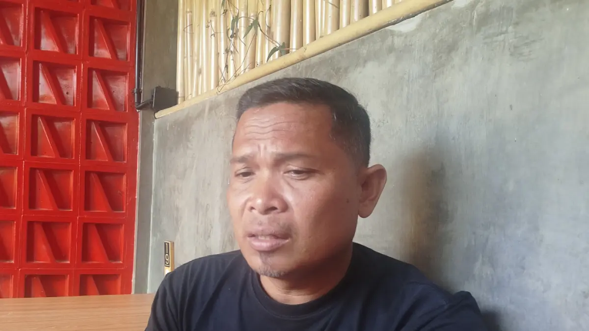 Pemilik Srimp army football academy saat memberikan pernyataan