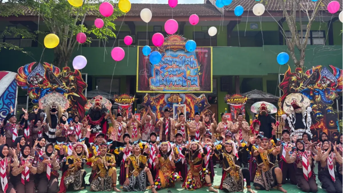 BERPRESTASI: Anggota KALIMASADA SCOUT MTsN 2 Trenggalek bersama dengan para jajarand i lingkup Kemenag usai pertunjukan kolosal bertajuk Ethnic Culture.(FOTO-FOTO MTSN 2 TRENGGALEK UNTUK RADAR TRENGGALEK)