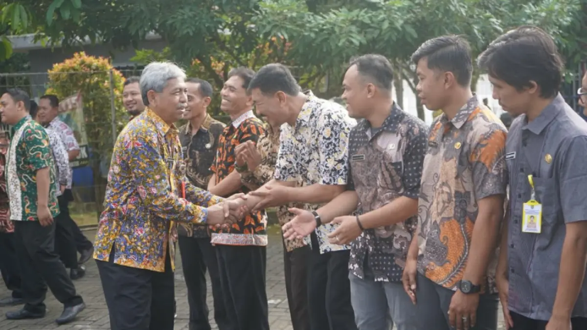 PENUH DEDIKASI: Sekda Trenggalek Edy Soepriyanto berpamitan kepada para pegawai di lingkungan pemkap setelah menerima SK pensiun.