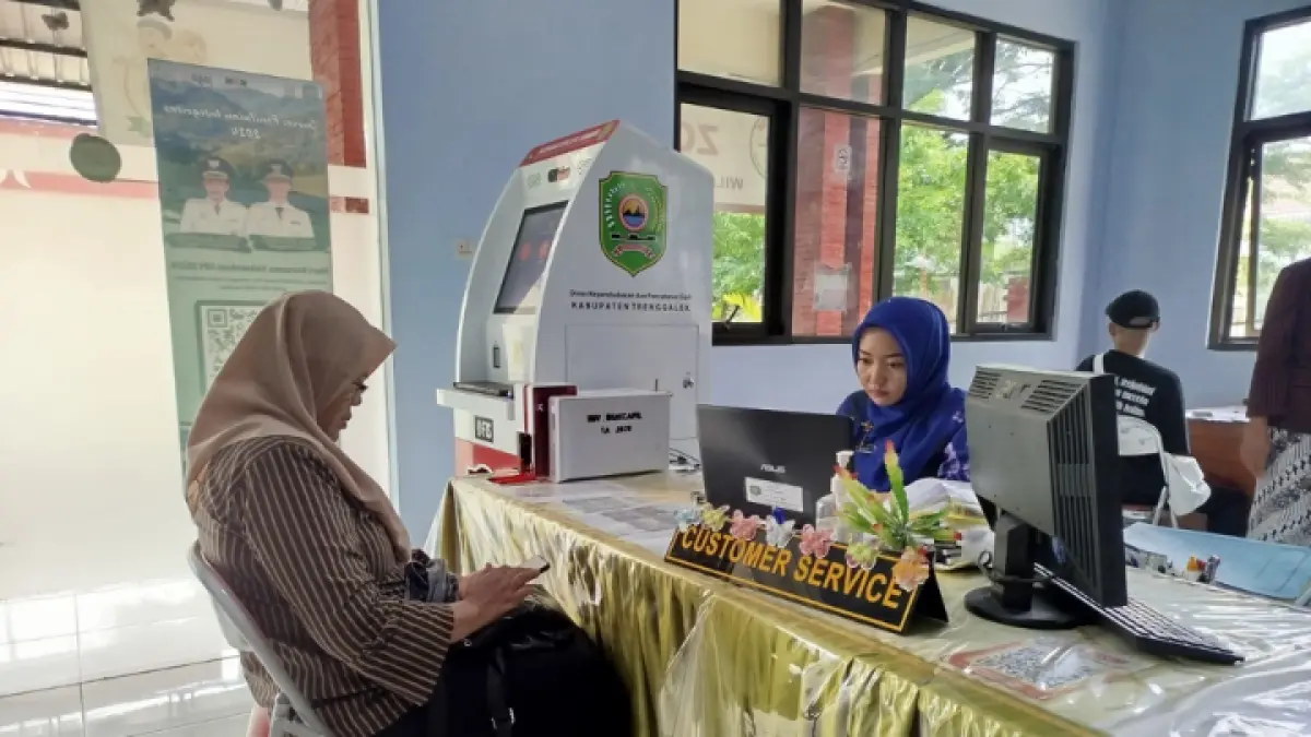 PERBARUI DATA: Petugas dispendukcapil ketika melayani masyarakat untuk mengurus perubahan data pada KK.(ZAKI JAZAI/ RADAR TRENGGALEK)
