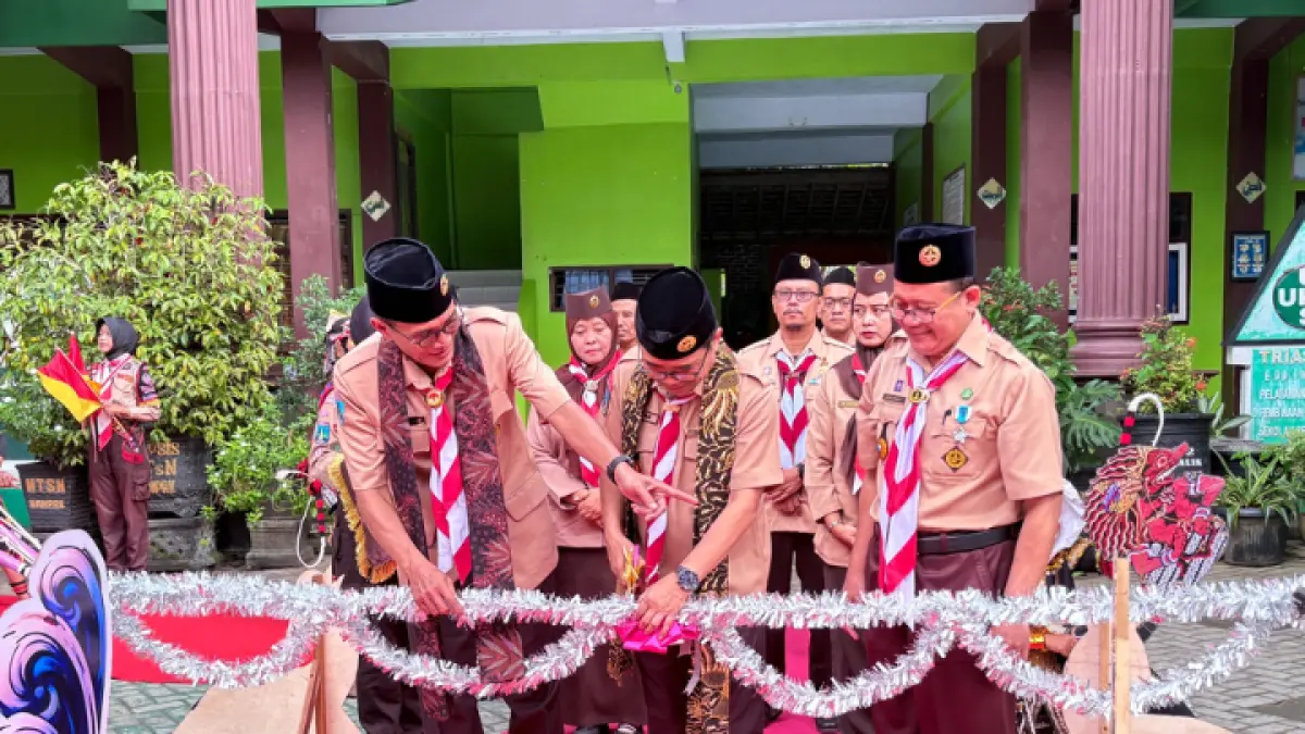 PRESTASI GEMILANG:  Kepala Kanwil Kemenag Jawa Timur, Dr Ahmad Sruji Bahtiar, MPdI, (tengah) meresmikan Madrasah Pramuka didampingi Kakankemenag  Trenggalek Dr Drs Mohammad Nur Ibadi, MM, Kepala MTsN 2 Trenggalek, Ahzan Winarto, SPd, MPd, pada Rabu (24/6) lalu.