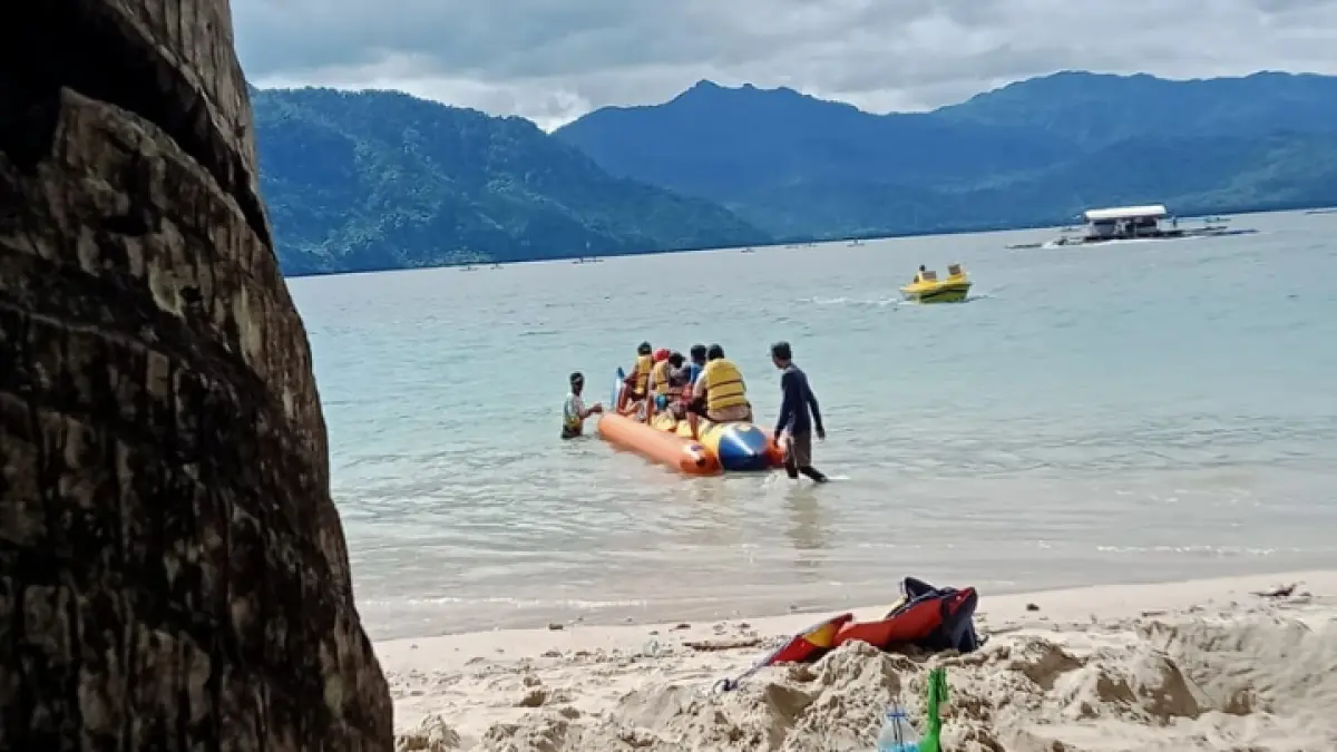 SINERGI LINTAS SEKTOR: Pantai Pasir Putih  merupakan destinasi wisata yang ramai dikunjungi dan perlu kolaborasi untuk meningkatkan daya tarik. (ZAKI JAZAI/ RADAR TRENGGALEK)