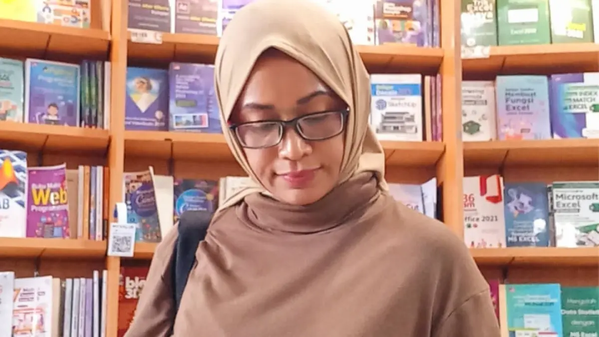 TERUS BELAJAR: Insany Syahbarwaty yang kini tempuh pendidikan doktoral merupakan figur yang konsisten mengabdikan diri di dunia  pendidikan, jurnalisme, serta komunikasi digital. Insany Syahbarwaty UNTUK RADAR TRENGGALEK
