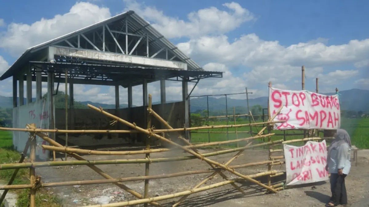 TPS di Desa Kedungsigit, Kecamatan Karangan, ditutup warga. (FATRA ADITYA/RADAR TRENGGALEK)