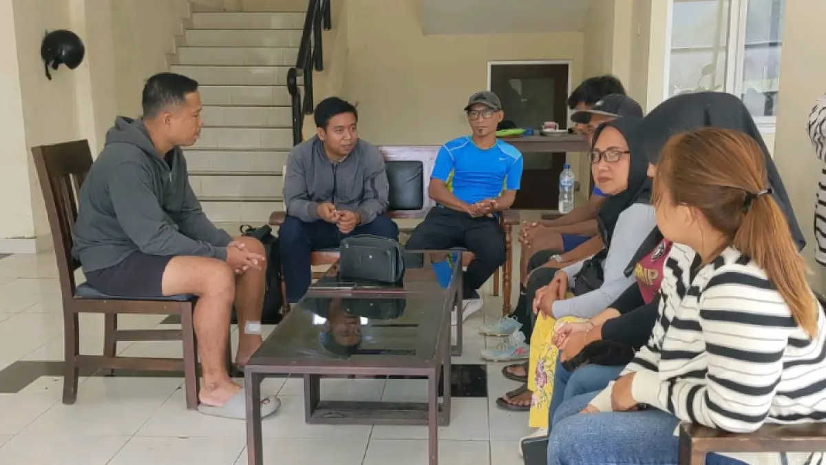 HANYA PRIBADI: Wakil Sekretaris sekaligus Admin Askab PSSI Trenggalek Bima Wahyu Romadoni (dua dari kiri) saat mendatangi markas Shrimp Army untuk melakukan permintaan maaf secara pribadi.  (ZAKI JAZAI/ RADAR TRENGGALEK)
