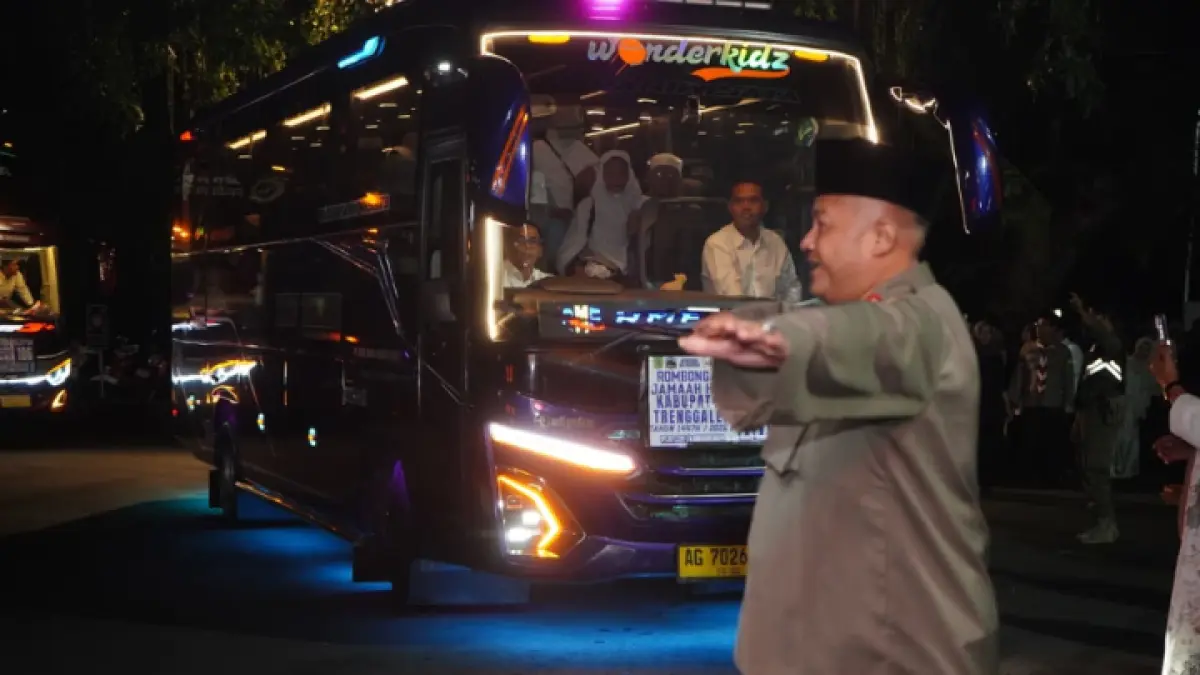 PULANG BERSAMA: Para keluarga jemaah haji asal Trenggalek saat menjemput kepulangan di Pendapa Manggala Praja Nugraha, Senin (29/6) dini hari. (FOTO-FOTO:ZAKI JAZAI/RADAR TRENGGALEK)