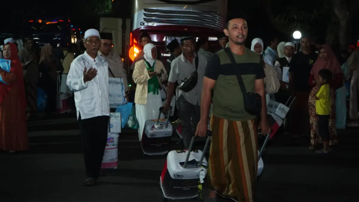 SEMOGA MABRUR: Para jemaah haji diantar keluarga kembali ke kampung halaman masing-masing.
