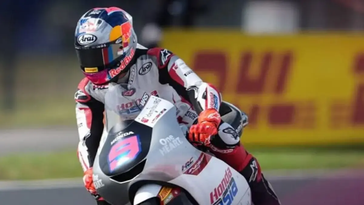 Veda Ega Pratama sempat memimpin Moto3 Belanda 2026 sebelum mengalami high side di Assen dan gagal finis. (Pinterest) 