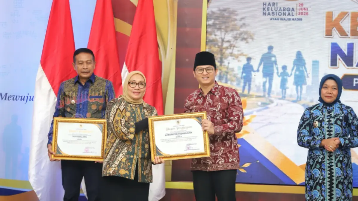 DIAKUI PEMPROV: Bupati Trenggalek Mochamad Nur Arifin menerima penghargaan PPA Award yang diberikan oleh Menteri PPPA RI Arifah Fauzi, dalam peringatan Harganas) 2026 Provinsi Jawa Timur di RS Menur Surabaya, Senin (29/6).(Prokopim untuk Radar Trenggalek)

