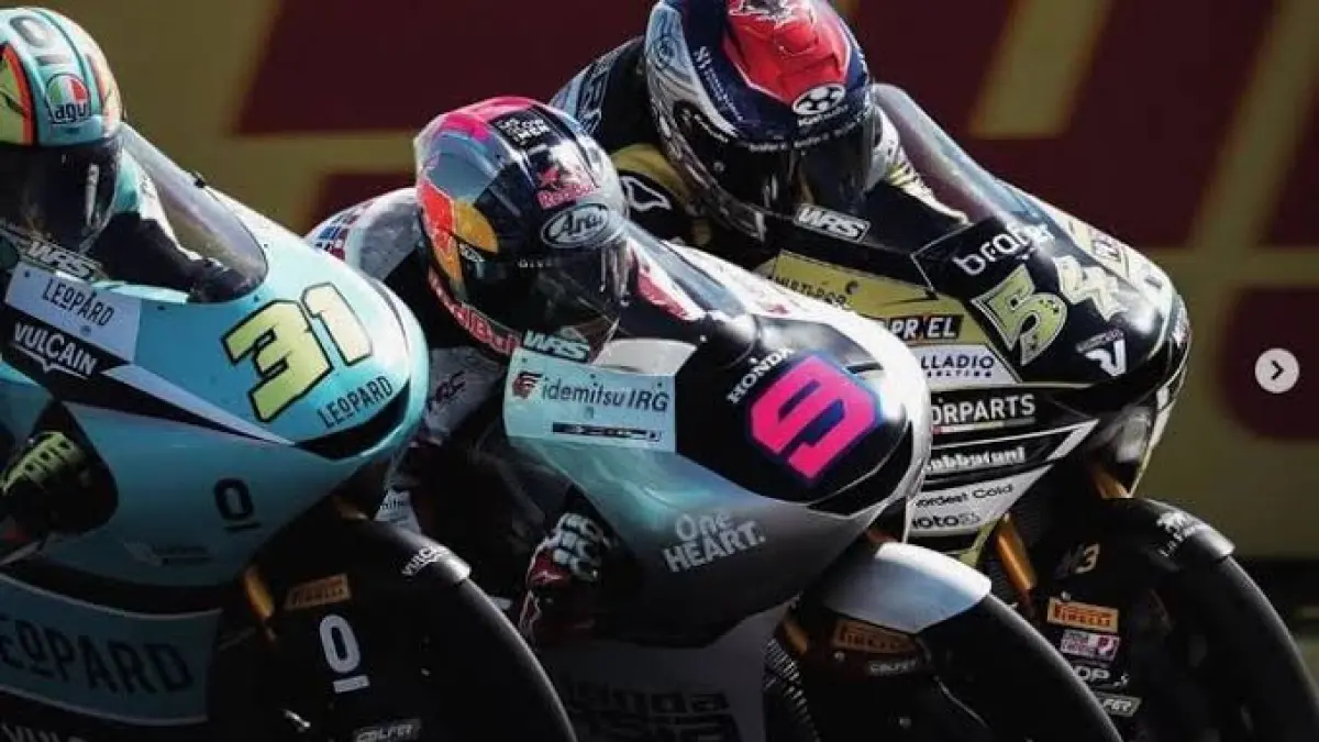  Analisa Lucy Wiryono Moto3 soroti aksi Veda Ega Pratama di podium. Lucy pasang badan bela pembalap muda Indonesia dari nyinyiran netizen.