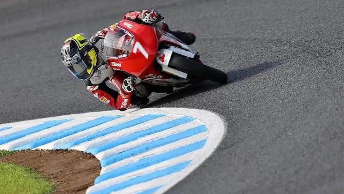 Analisis teknis motor Kiandra Ramadipa Moto3 Junior yang kalah top speed dari KTM di Catalunya. Intip kelemahan mekanis Honda di lintasan lurus.
