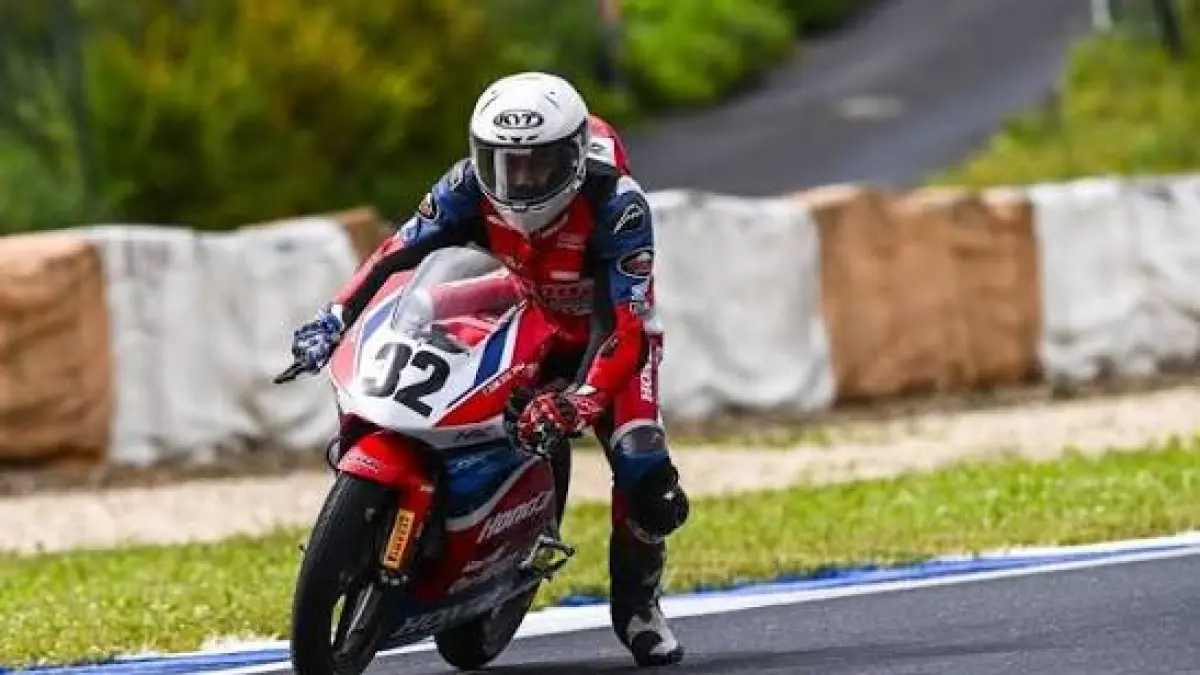  Perjuangan Kiandra Ramadipa Red Bull Rookies Cup berakhir tragis di Assen. Sempat tembus posisi 9 dunia, ia mengalami crash parah satu lap jelang finish.