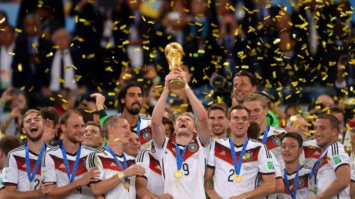 Piala Dunia 2014 menghadirkan tragedi Brasil 7-1, kegagalan Messi juara, serta sukses Jerman mengakhiri era lama sepak bola dunia (Pinterest).