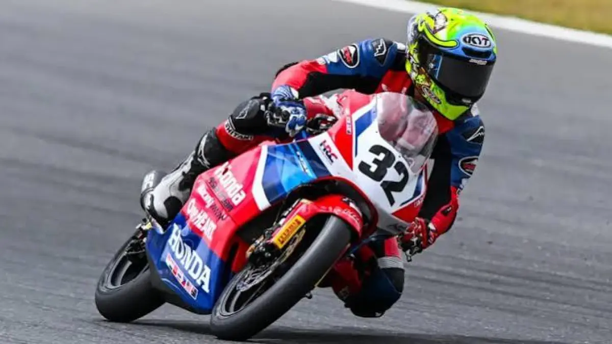 Sorotan pada kematangan mental Kiandra Ramadipa Moto3 Junior di Catalunya 2026. Di usia 16 tahun, manajemen balapnya sukses taklukkan pembalap Eropa.