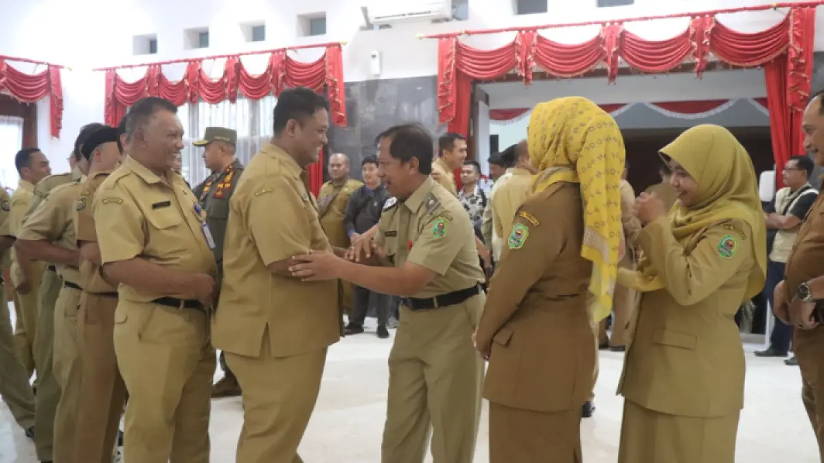 TETAP AMANAH: Bupati Trenggalek Mochamad Nur Arifin resmi menunjuk St. Triadi Atmono sebagai penjabat (Pj) sekda, Selasa (30/6).(Amalia Rizky IP/ Radar Trenggalek)
