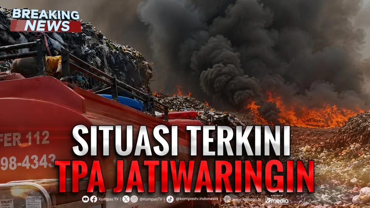 Asap pekat membumbung saat petugas berupaya memadamkan kebakaran TPA Jatiwaringin di Kabupaten Tangerang, Banten.