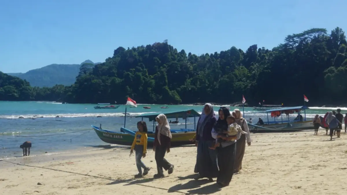 PARKIR MENYEMPIT: Kanopi pedagang disebut memakan area parkir di kawasan Pantai Pasir Putih Karanggongso saat libur sekolah.(FATRA ADITYA/RADAR TRENGGALEK)