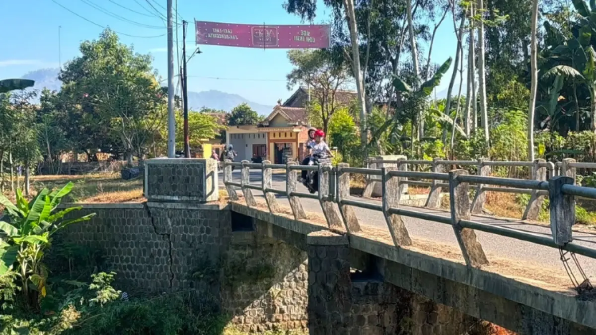 RAWAN AMBROL: Tampak jembatan utama di Desa Baruharjo, Kecamatan Durenan, terlihat retak, Rabu (1/7).(AMALIA RIZKY IP/ RADAR TRENGGALEK)