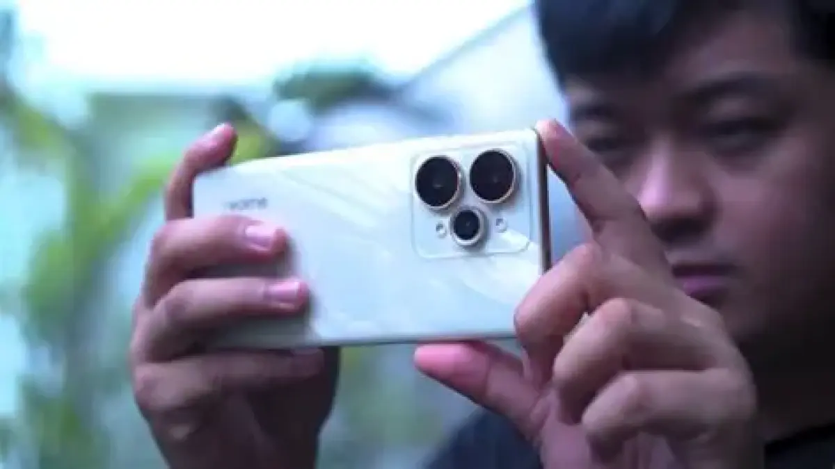 Spesifikasi Realme 15 Pro 5G terbaru lengkap dengan harga Rp6,3 jutaan. Usung Snapdragon 7 Gen 4, layar OLED 144 Hz, dan baterai 7.000 mAh (Pinterest).