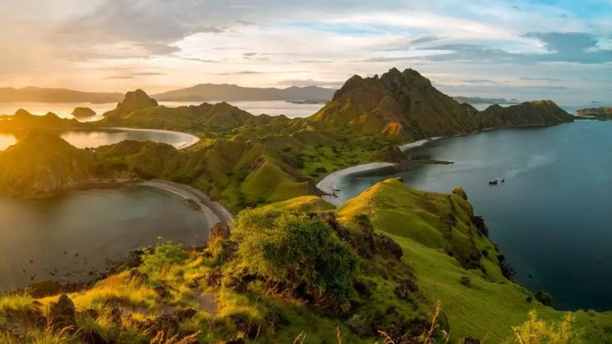 Destinasi wisata Indonesia selain Bali menawarkan keindahan Sumatra, Mentawai, Jawa, Lombok, Gili, Sulawesi hingga Labuan Bajo yang memukau (Pinterest).