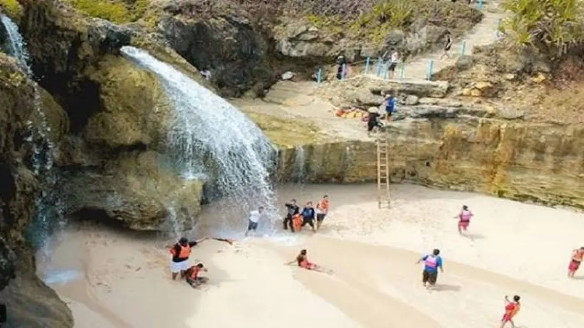Eksplorasi Hidden Gem Jawa Timur di pesisir selatan. Intip pesona gradasi Pantai Tiga Warna Malang dan keunikan air terjun Pantai Banyu Tibo Pacitan.