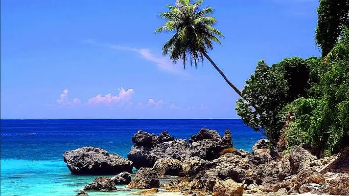 Eksplorasi Hidden Gem Pantai Indonesia di Sumatra. Intip kemurnian Pantai Sumur Tiga Sabang dan keunikan batuan granit Pantai Parai Tenggiri Bangka.